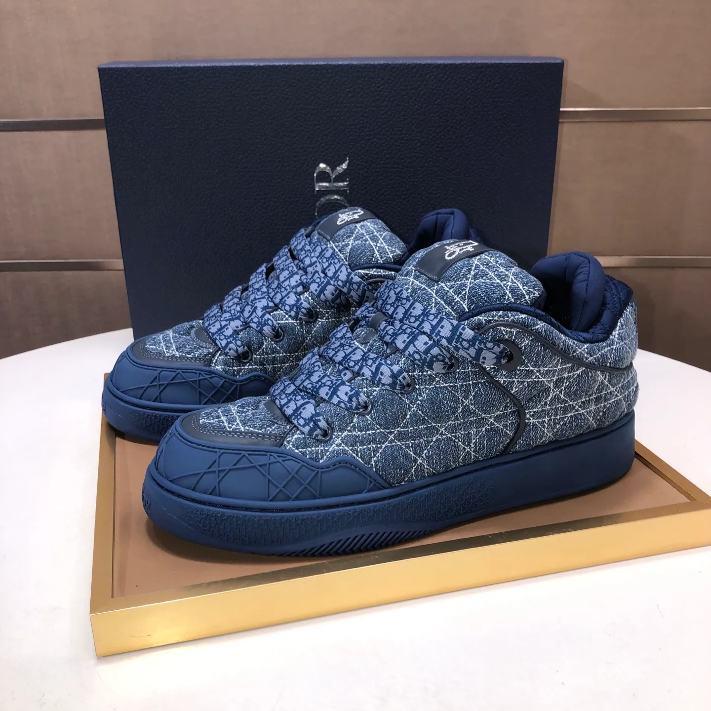 Ex-factory price: 800💶 (top original order) Brand: Dior (Dior) Standard code: Men's size 39-44 (45 customized) Grade: Same as the official website Material: Top original cowhide stitched together Original wear-resistant and lightweight outsole Style category: Fashionable casual shoes Distinguished luxury brand elements top luxury Color: Color of the actual picture